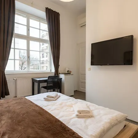 Urban Rooms-- Free Parking---3